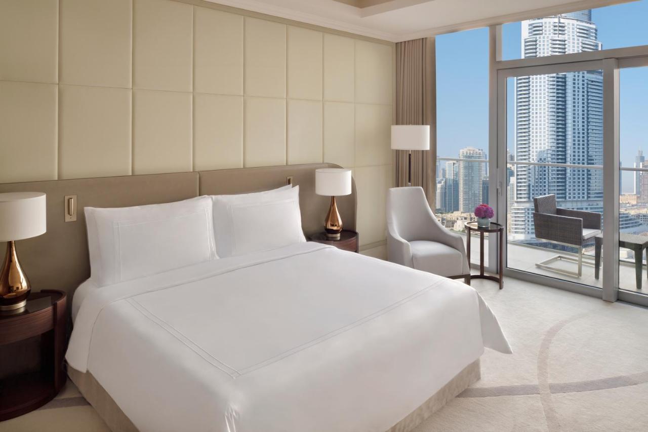 Address Dubai Mall Hotel Exterior foto A bedroom at the Ritz-Carlton, DIFC